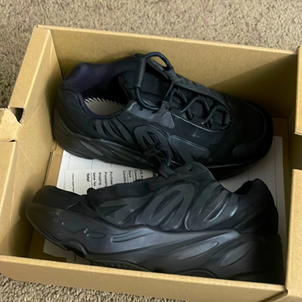Yeezy boost 700 MNVN Triple black